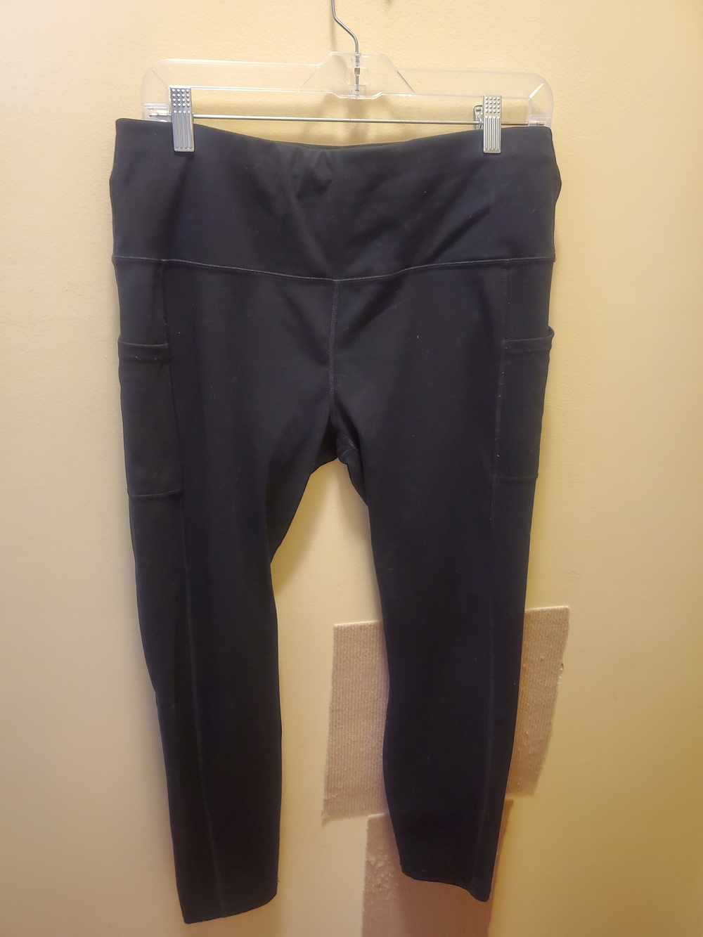 Black High-Rise Pocket Capri Leggings